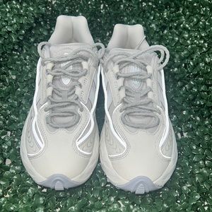 EUC Adidas OZNOVA size 8/5